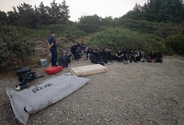 İzmir’in Çeşme ilçesinde, Sahil Güvenlik ve jandarma ekiplerinin birlikte yürüttüğü