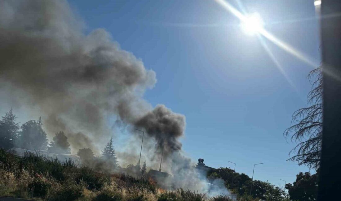 Eskişehir Çevre Yolu’nda seyir halindeyken alev alan bir araç, kullanılamaz