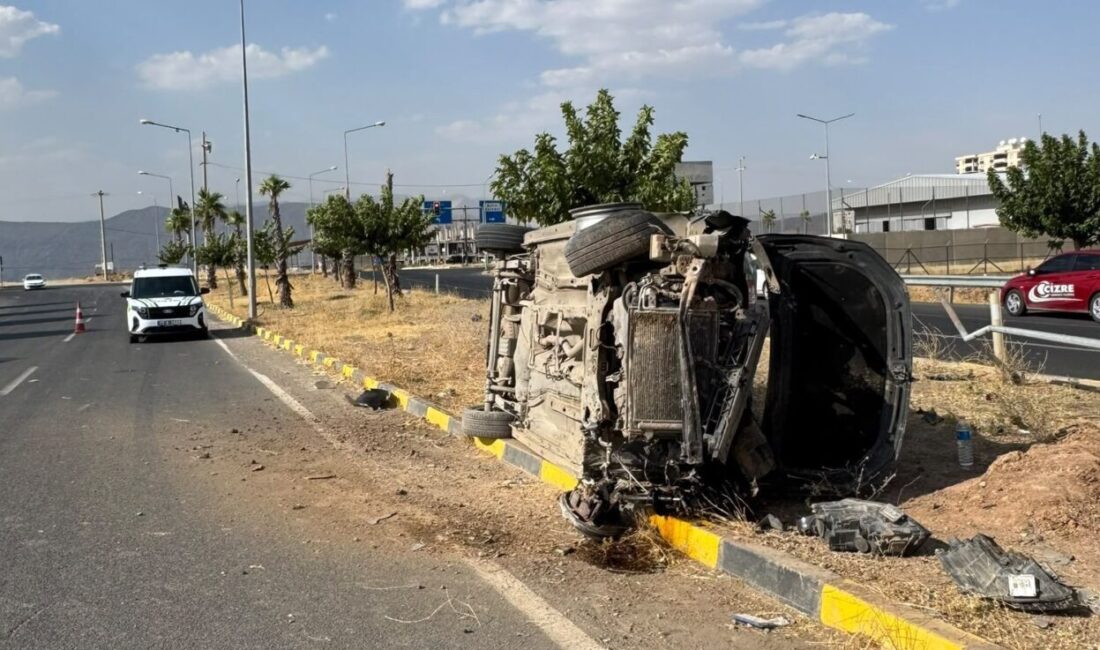 Cizre ilçesindeki bir kaza sonucunda otomobil refüjdeki direğe çarparak yan