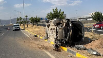 Cizre ilçesindeki bir kaza sonucunda otomobil refüjdeki direğe çarparak yan