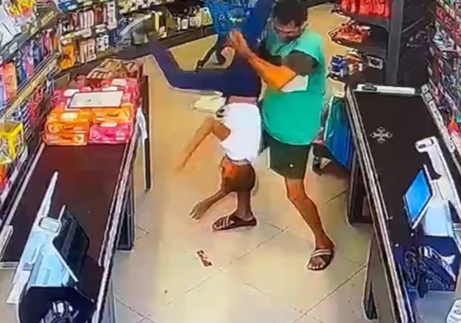 Mersin’de bir markette 11 yaşındaki çocuğu şiddetli bir şekilde darp