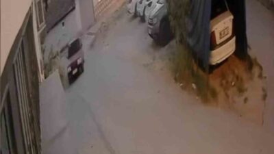 Bir otomobilin Bursa’da drift yaparak sokakta dolaşması, iki çocuğun oyun