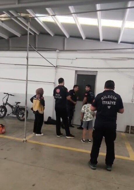 Bilecik Belediyesi’ne ait Kapalı Pazar Alanı’nda oyun oynayan çocuklar, bir