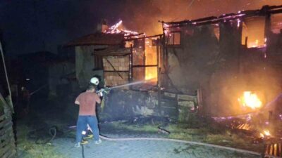 Çorum İskilip ilçesinde meydana gelen yangın sonucunda iki ev kullanılamaz