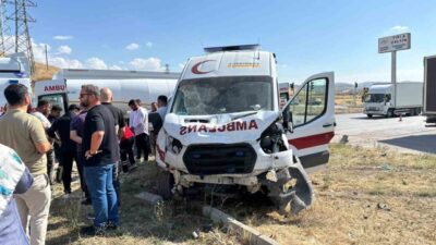 Çorum’un Sungurlu ilçesinde meydana gelen kazada, bir cip ile ambulansın