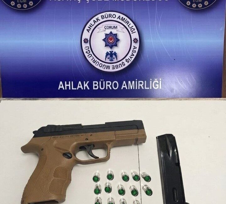 Çorum’da polis ekipleri tarafından arama kararı bulunan bir kişi gözaltına