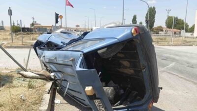 Çorum’un Sungurlu ilçesinde meydana gelen trafik kazasında iki otomobil çarpıştı