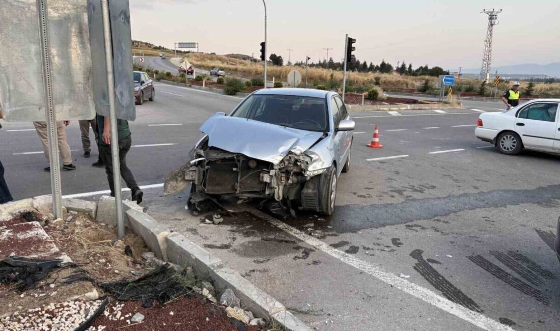 Çorum’da meydana gelen kazada, Yeni Osmancık Kavşağı’nda çarpışan iki otomobilin