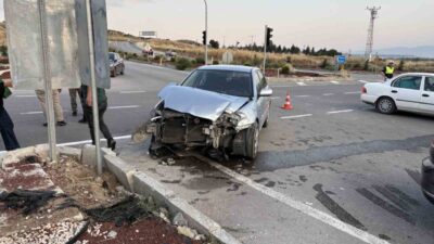 Çorum’da meydana gelen kazada, Yeni Osmancık Kavşağı’nda çarpışan iki otomobilin