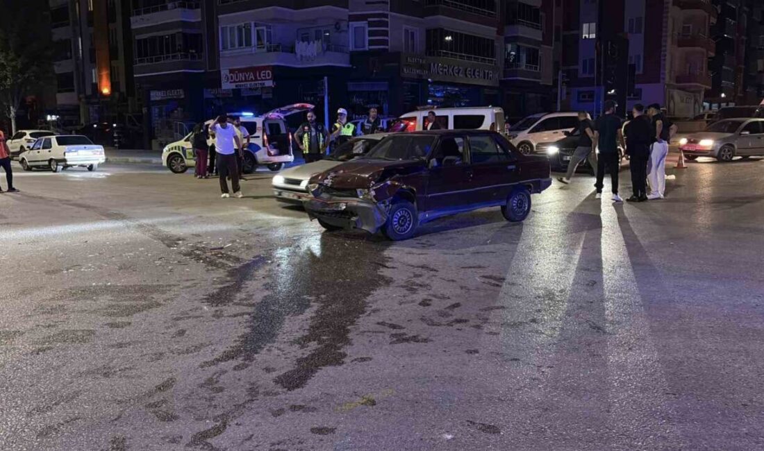Çorum merkezinde meydana gelen trafik kazasında, Akşemseddin Caddesi’nde iki aracın