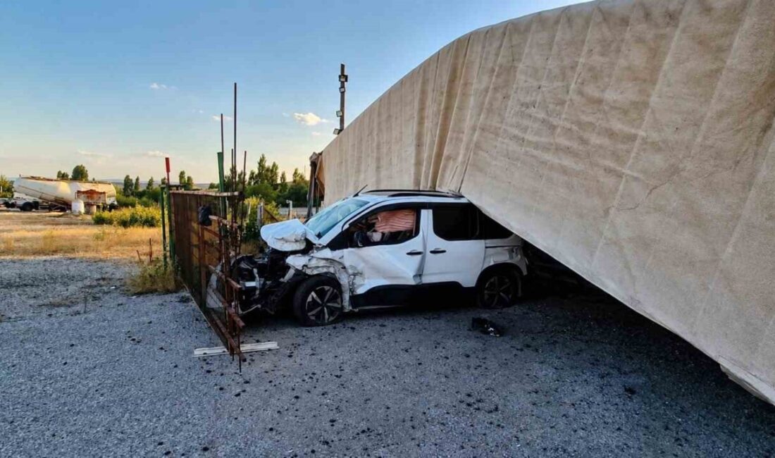Çorum’da hafif ticari aracın üzerine devrilen tır dorsesi sonucu meydana