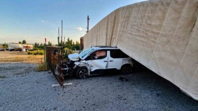 Çorum’da hafif ticari aracın üzerine devrilen tır dorsesi sonucu meydana