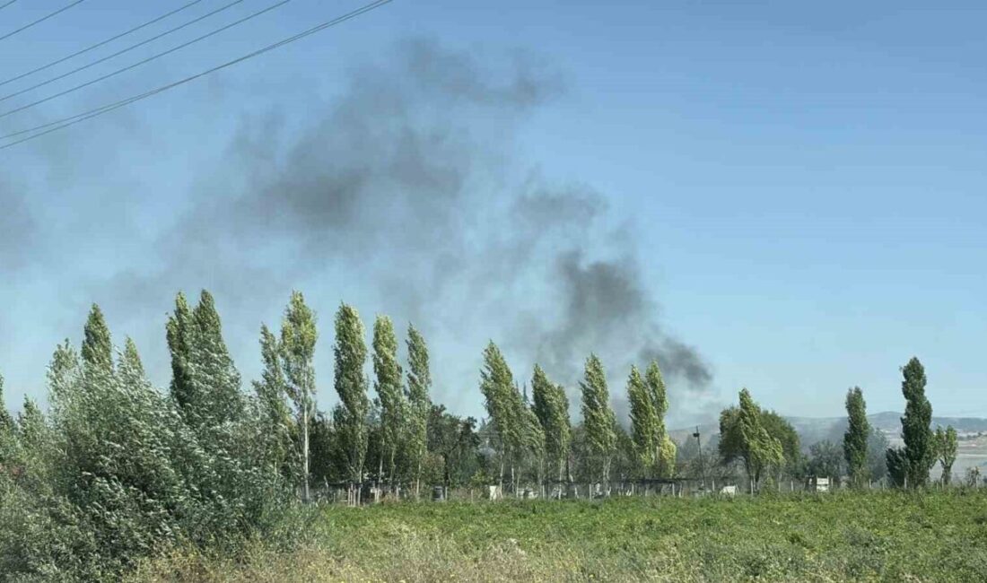 Çorum’da Bayat Gediği 10. Sokak’ta meydana gelen yangın, itfaiye ekiplerinin