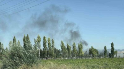 Çorum’da Bayat Gediği 10. Sokak’ta meydana gelen yangın, itfaiye ekiplerinin