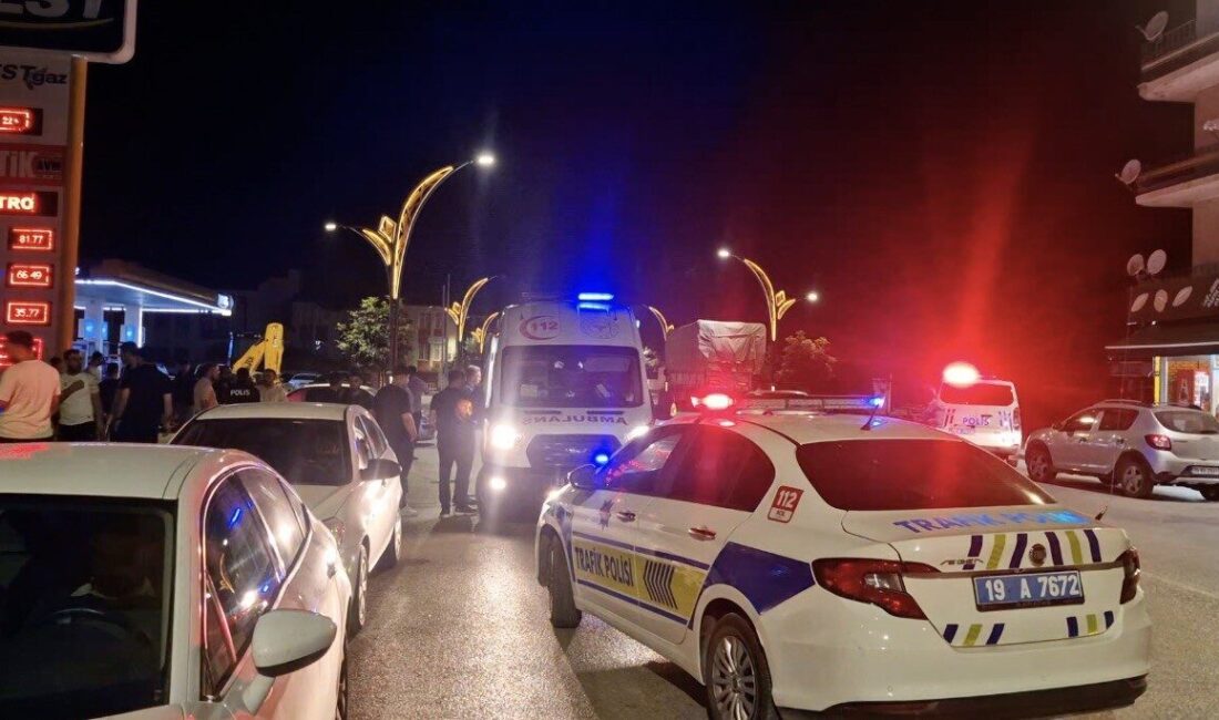 Çorum’da meydana gelen trafik kazasında bir otomobil ile bir motosikletin