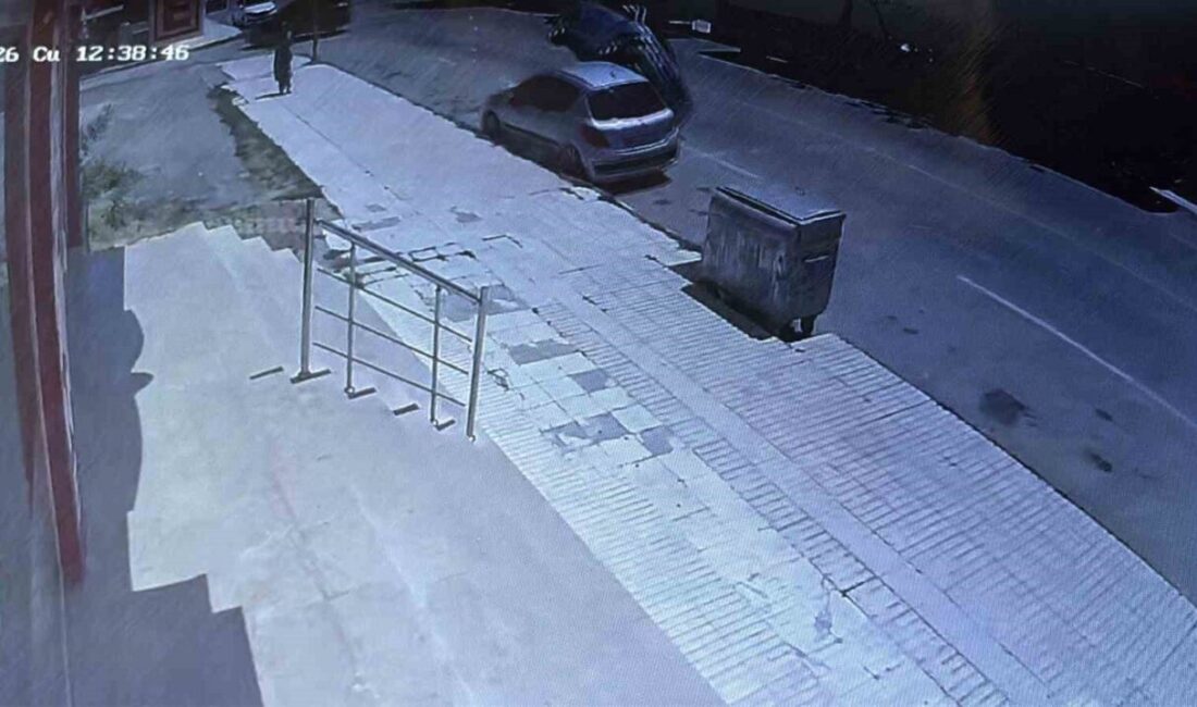 Çorum’da bir otomobilin, yol kenarında park halinde bulunan araca çarparak