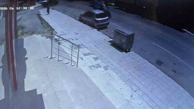 Çorum’da bir otomobilin, yol kenarında park halinde bulunan araca çarparak