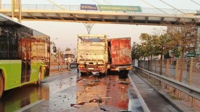 Kocaeli D100 Karayolu’nda meydana gelen trafik kazasında, bir kamyonun tıra