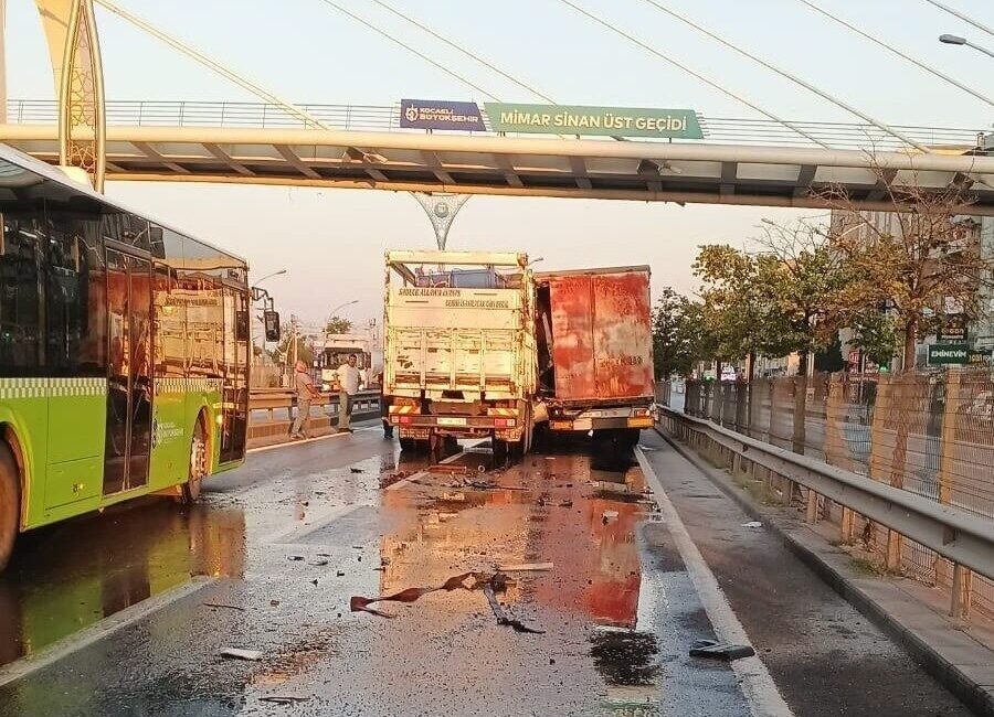 Kocaeli D100 Karayolu’nda meydana gelen trafik kazasında, bir kamyonun tıra