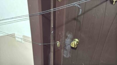 Eskişehir’de bir apartman dairesinin kapısını kırarak içeri giren kasklı üç