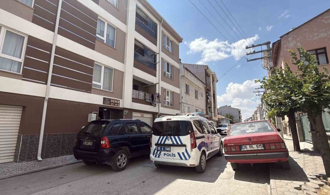 Eskişehir’de bulunan üç katlı bir apartmanın birinci katındaki dairenin penceresinde