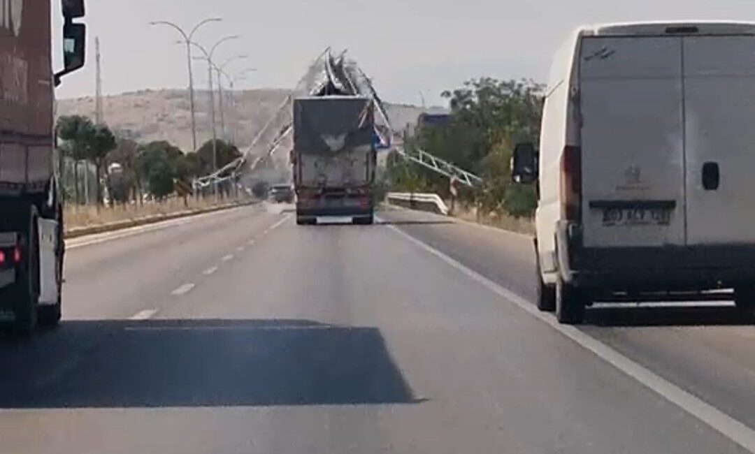Afyonkarahisar’da bir sürücünün kamyonunun damperini açık unutması sonucu gerçekleşen ve