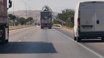 Afyonkarahisar’da bir sürücünün kamyonunun damperini açık unutması sonucu gerçekleşen ve