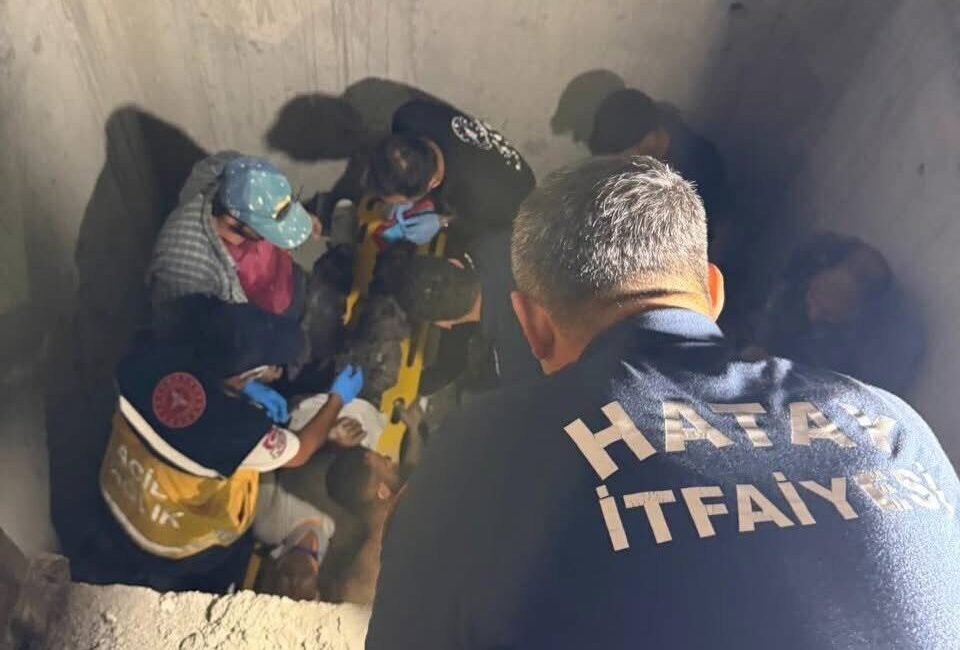 Hatay’ın Defne ilçesinde bir binanın asansör boşluğuna düşen işçi, itfaiye