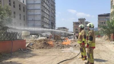 Hatay’ın Defne ilçesinde Çekmece Mahallesi’nde meydana gelen doğalgaz borusu sızıntısı