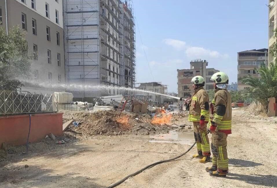 Hatay’ın Defne ilçesinde Çekmece Mahallesi’nde meydana gelen doğalgaz borusu sızıntısı