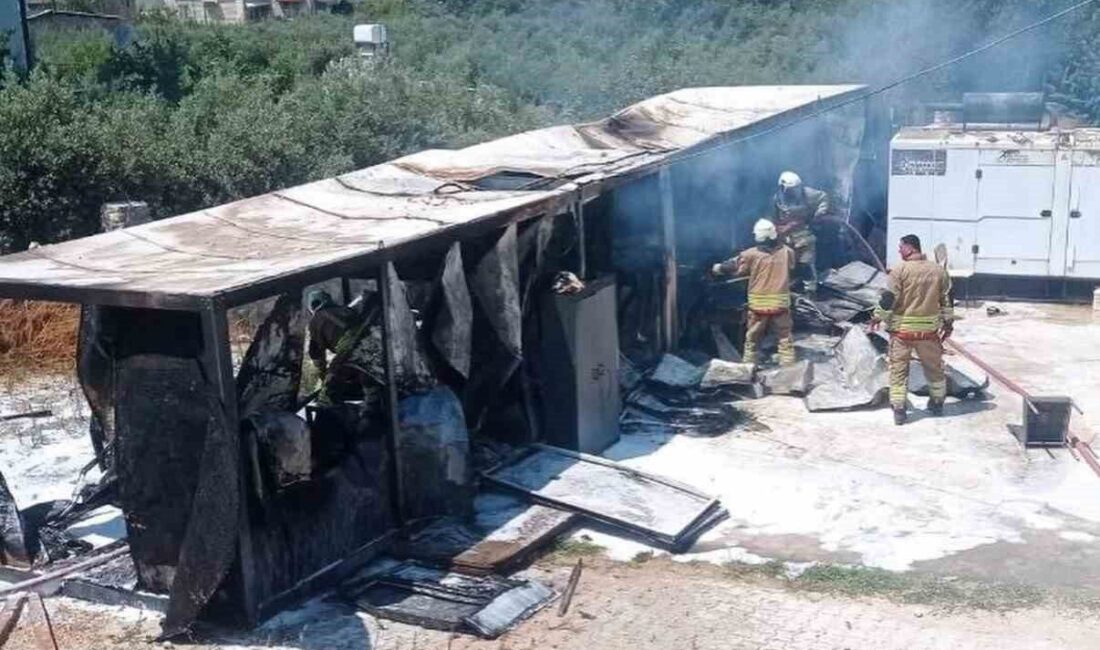 Hatay’ın Defne ilçesinde bir konteynerde çıkan yangın, hızlı müdahale sayesinde