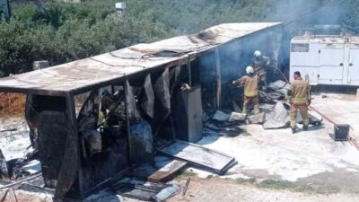 Hatay’ın Defne ilçesinde bir konteynerde çıkan yangın, hızlı müdahale sayesinde