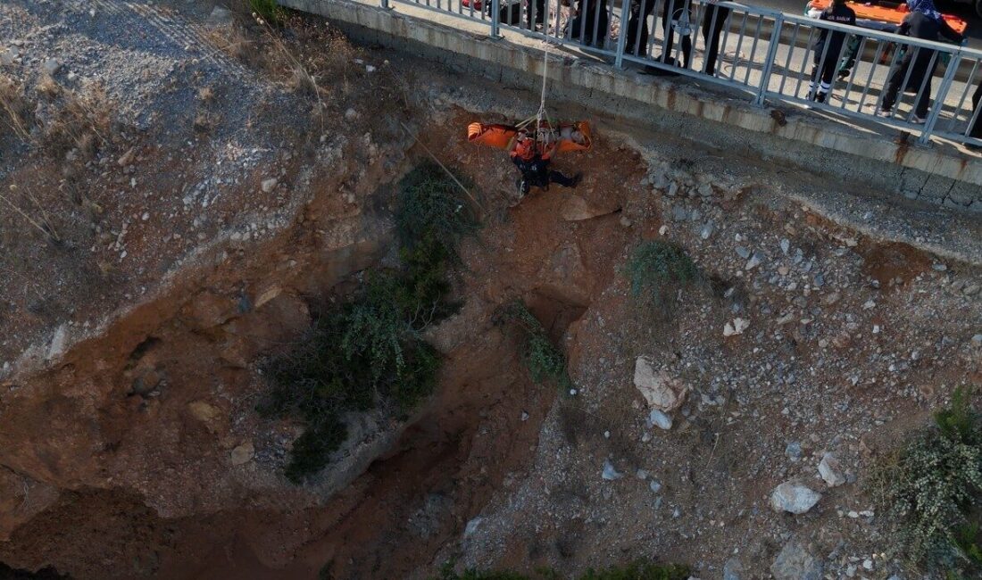 Alanya ilçesinde denize girmek için 30 metre aşağıya inen bir