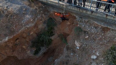 Alanya ilçesinde denize girmek için 30 metre aşağıya inen bir