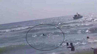 Samandağ ilçesindeki deniz yasağını ihlal eden ve dalgalara kapılarak zor