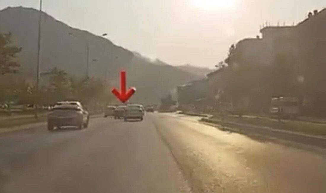 Denizli’de, trafikte ardı ardına şerit değiştirerek makas atan bir sürücüye