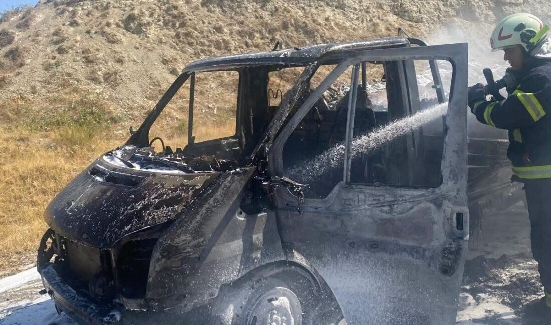 Denizli’nin Sarayköy ilçesinde seyir halinde olan bir kamyonet aniden alev