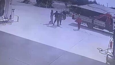 Denizli’nin Tavas ilçesinde, ailesinin evinde genç bir kadını zorla aracına
