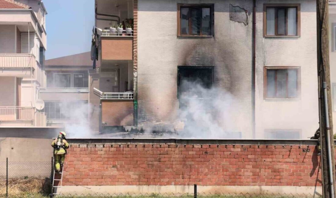 İnegöl ilçesinde bir apartmanın bahçesinde bulunan depoda çıkan yangın kısa