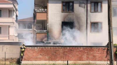 İnegöl ilçesinde bir apartmanın bahçesinde bulunan depoda çıkan yangın kısa