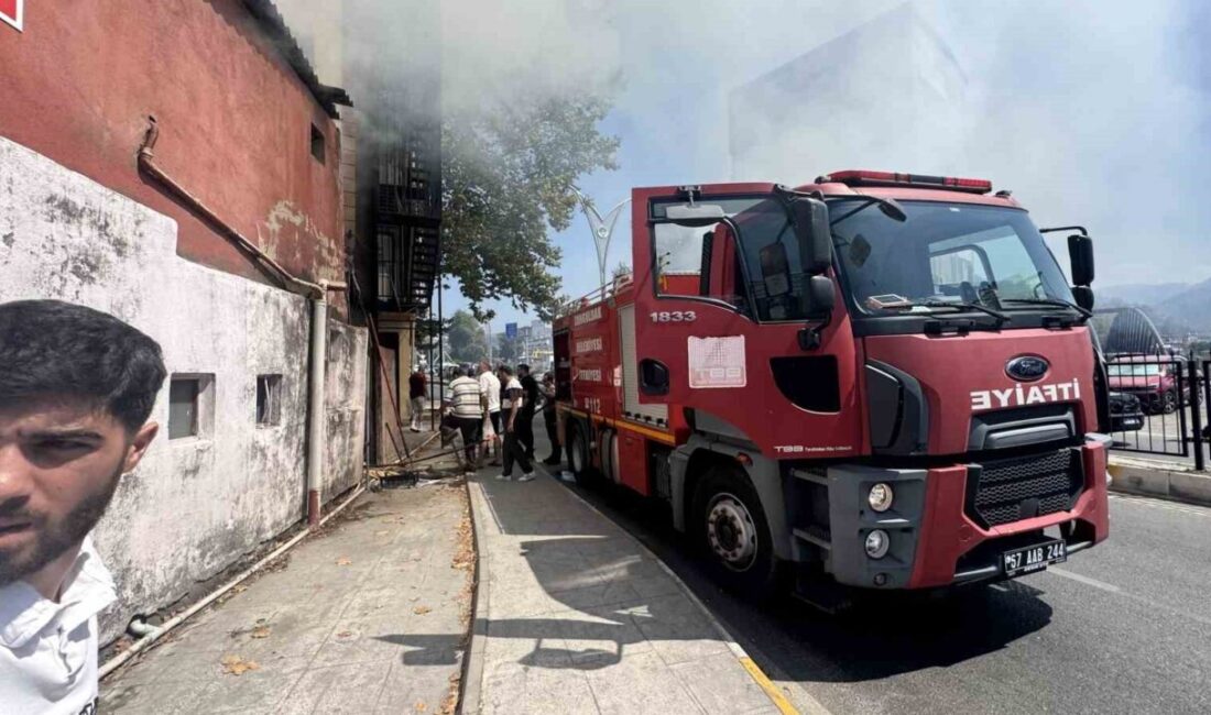 Zonguldak’ta, bir binanın deposunda kartonların tutuşması sonucu yangın çıktı. Edinilen