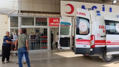 Kozan ilçesinde traktörün devrilmesi sonucu muhtar ağır yaralandı. Kozan ilçesine