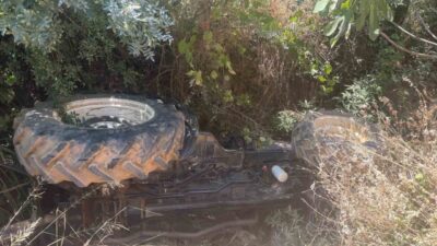 Germencik ilçesinde meydana gelen trafik kazasında, traktörün şarampole devrilmesi sonucu