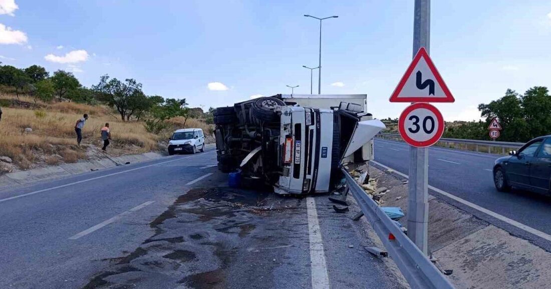 Talas ilçesinde meydana gelen kazada bir tırın devrilmesi sonucunda sürücü