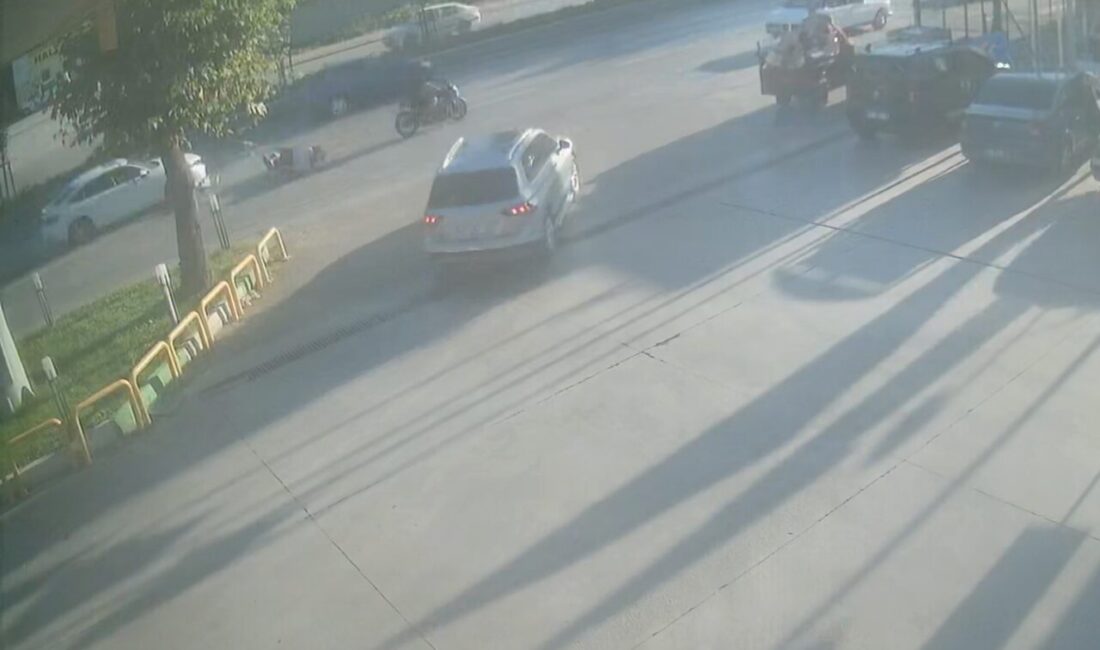 Bursa’da bir motosiklet sürücüsü, direksiyon kontrolünü kaybederek aynı yönde seyreden