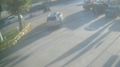 Bursa’da bir motosiklet sürücüsü, direksiyon kontrolünü kaybederek aynı yönde seyreden