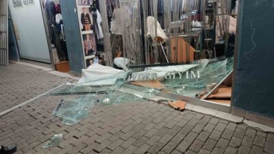 Bir giyim mağazasının vitrinine çarpan bir otomobilin sürücüsü, meydana gelen