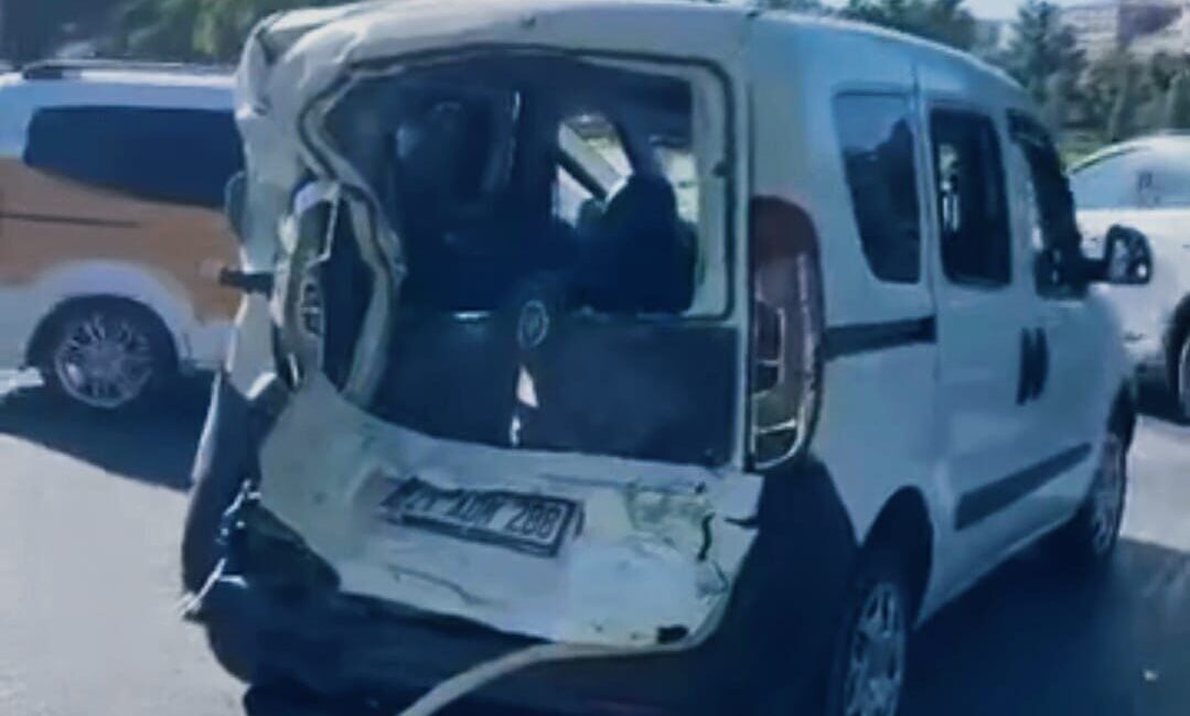 Diyarbakır’ın merkez Yenişehir ilçesinde meydana gelen zincirleme kazada 3 otomobil,