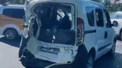 Diyarbakır’ın merkez Yenişehir ilçesinde meydana gelen zincirleme kazada 3 otomobil,