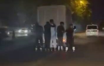 Diyarbakır’da, paten kayan 5 genç, canlarını tehlikeye atarak bir pikabın